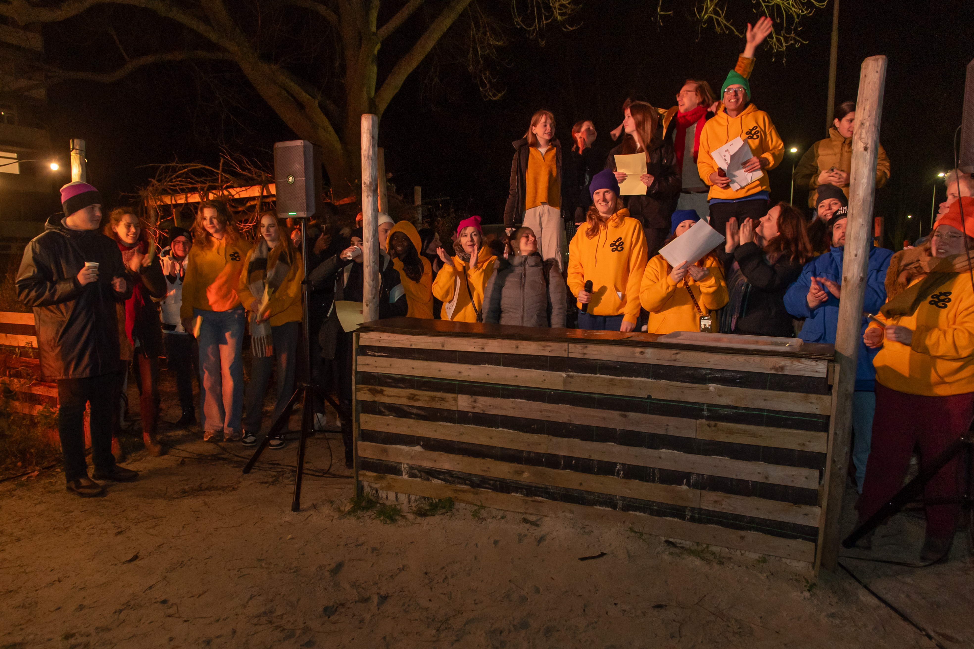 Een trotse groep makers en wijkmakers aan het einde van de voorstelling. Foto door Ivo Goessens.