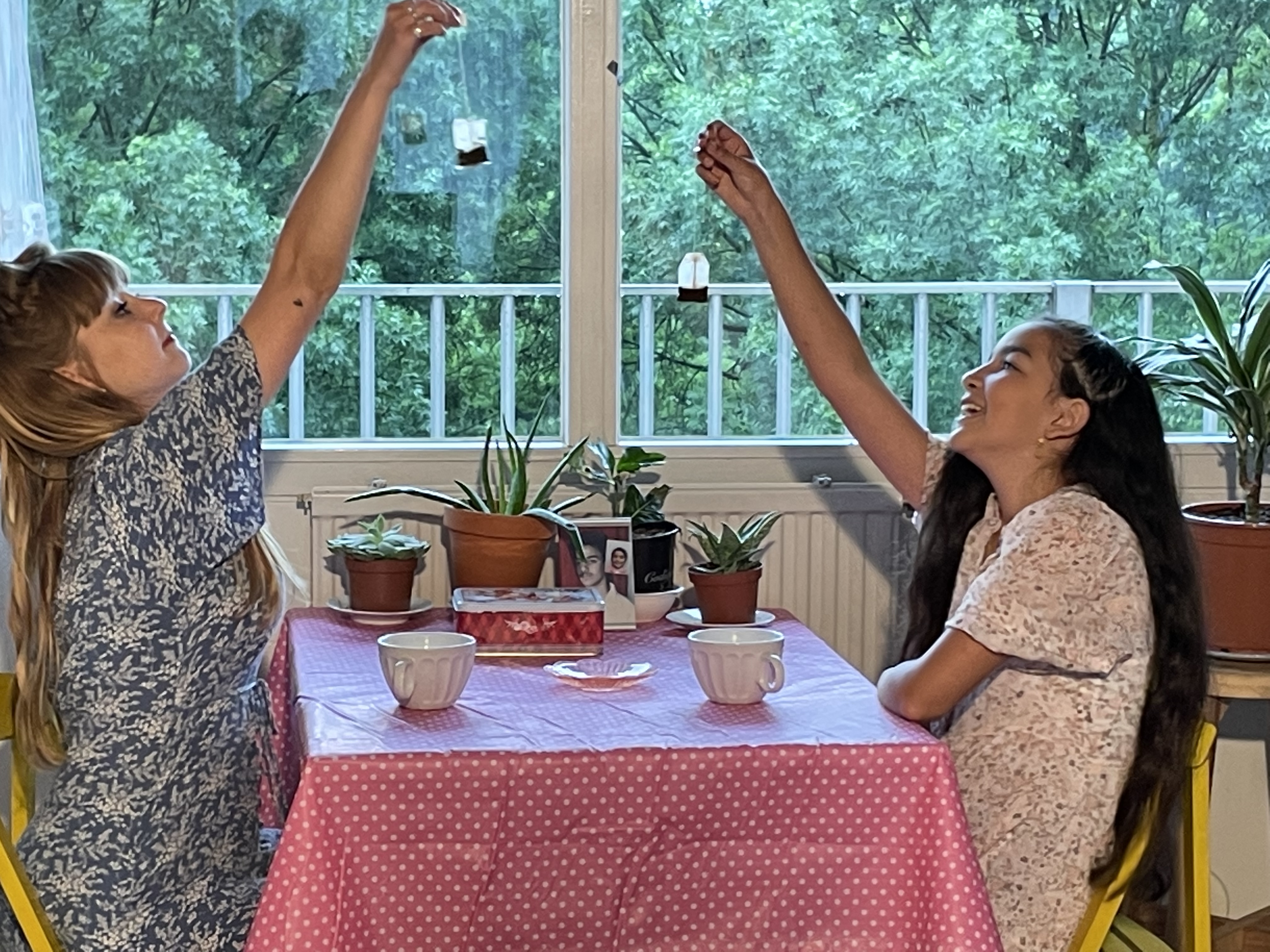 Rebecca en Sandra in 'Thuis thuis'