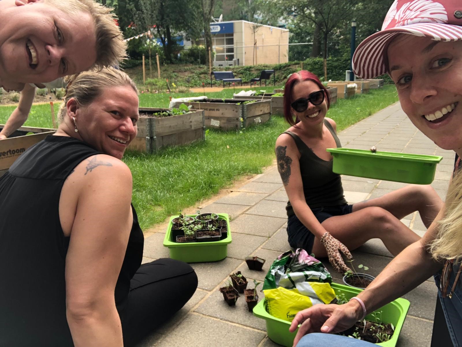 Kiki ontmoet wijkbewoners met groene vingers