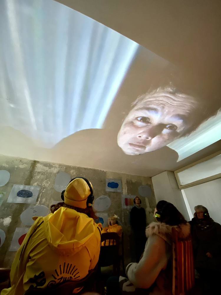 Bezoekers bekijken een video in de Teniersflat. Foto door Branko Popovic