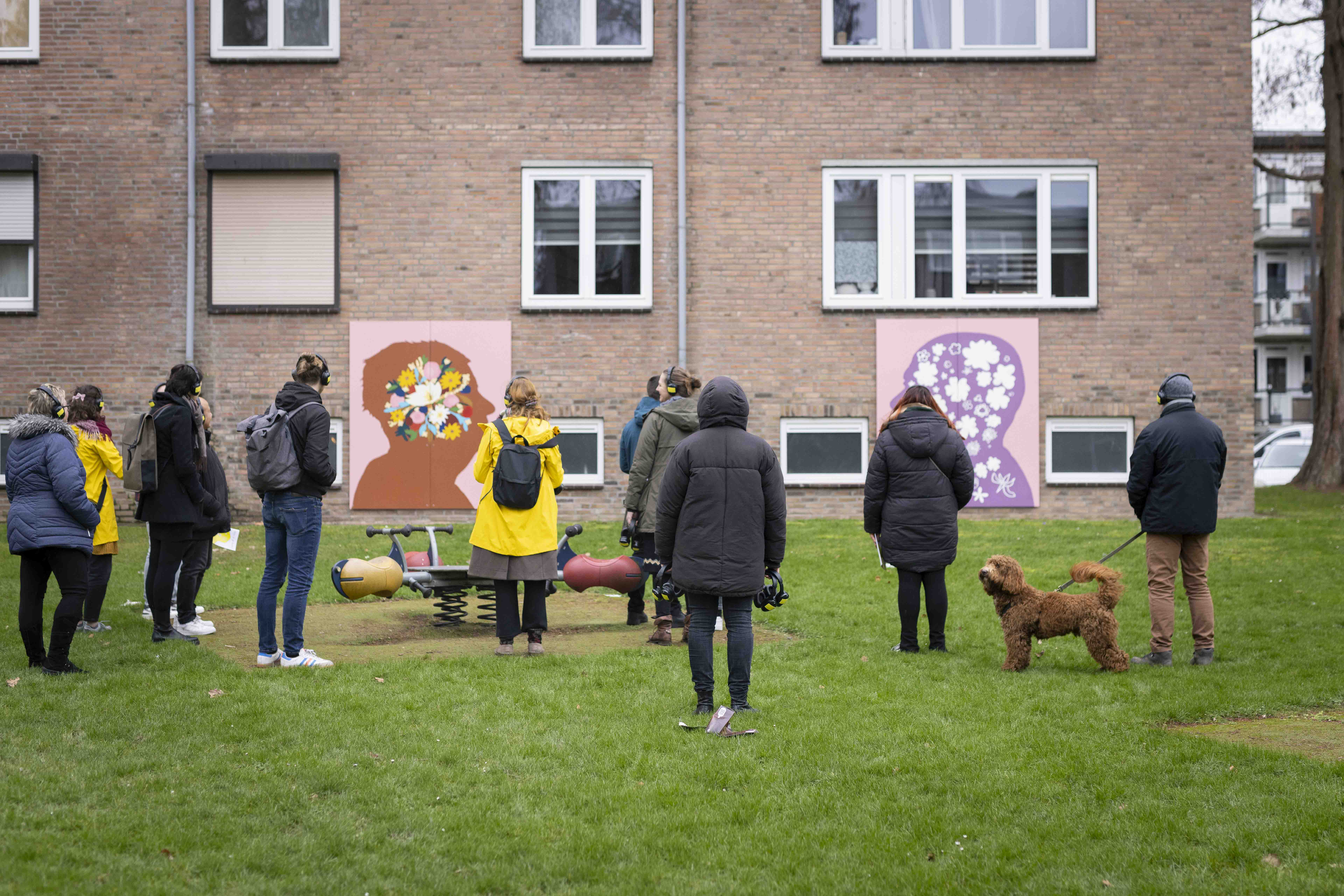 Bezoekers bewonderen de werken van Roy en Annie.