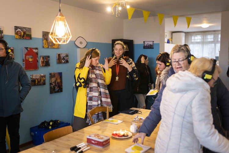 Bezoeker maken zich klaar voor de wandeling.