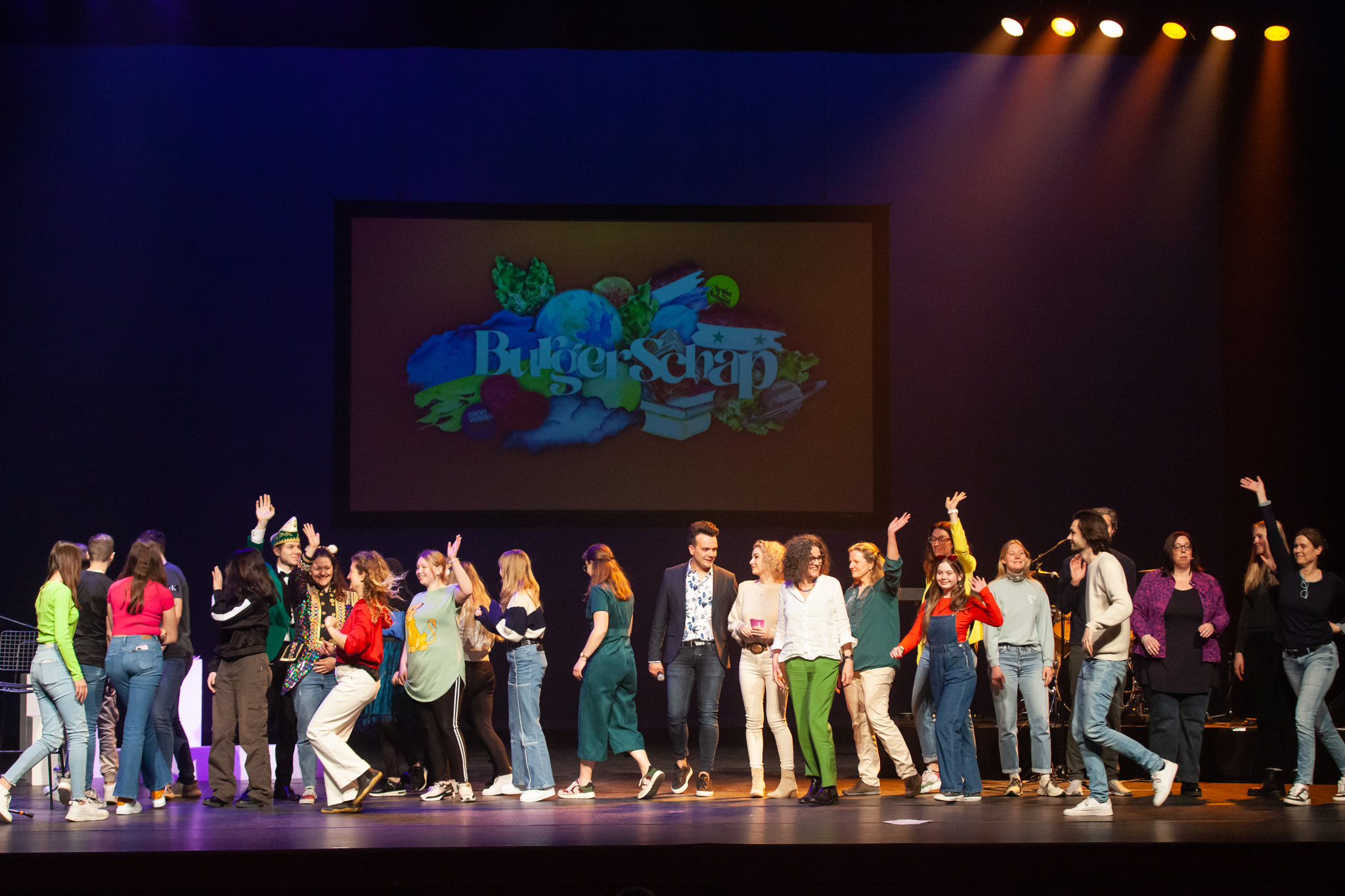 Alle deelnemers van de 'Burgerschapsdag' samen op het podium.