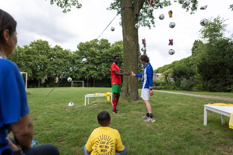Maker Noah en wijkmaker Abbas delen met het publiek hun liefde voor sport.