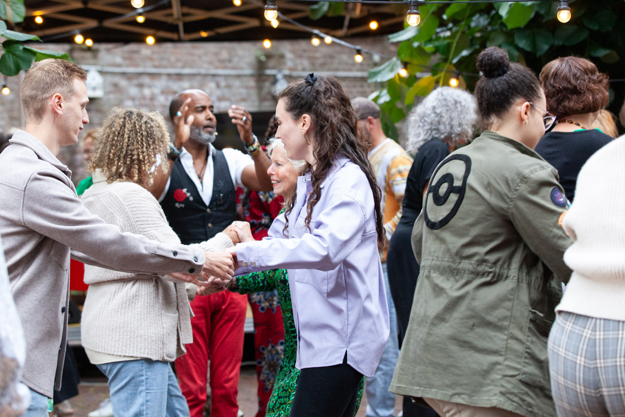 Ruby Cathalina tussen dansende mensen tijdens zijn swingende salsa workshop.