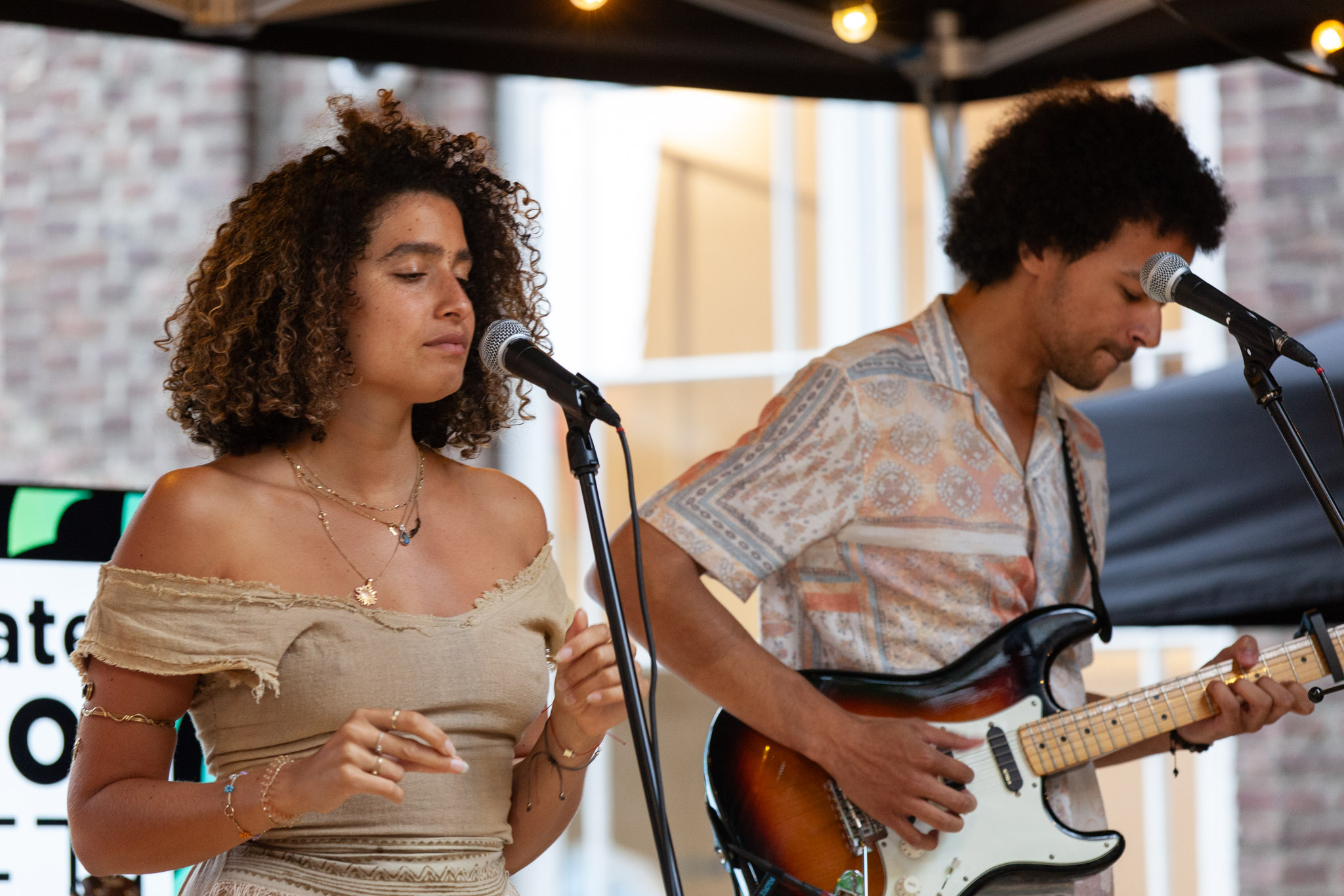 Muzikaal duo Maxime x Glyn bracht dromerige muziek op het podium.