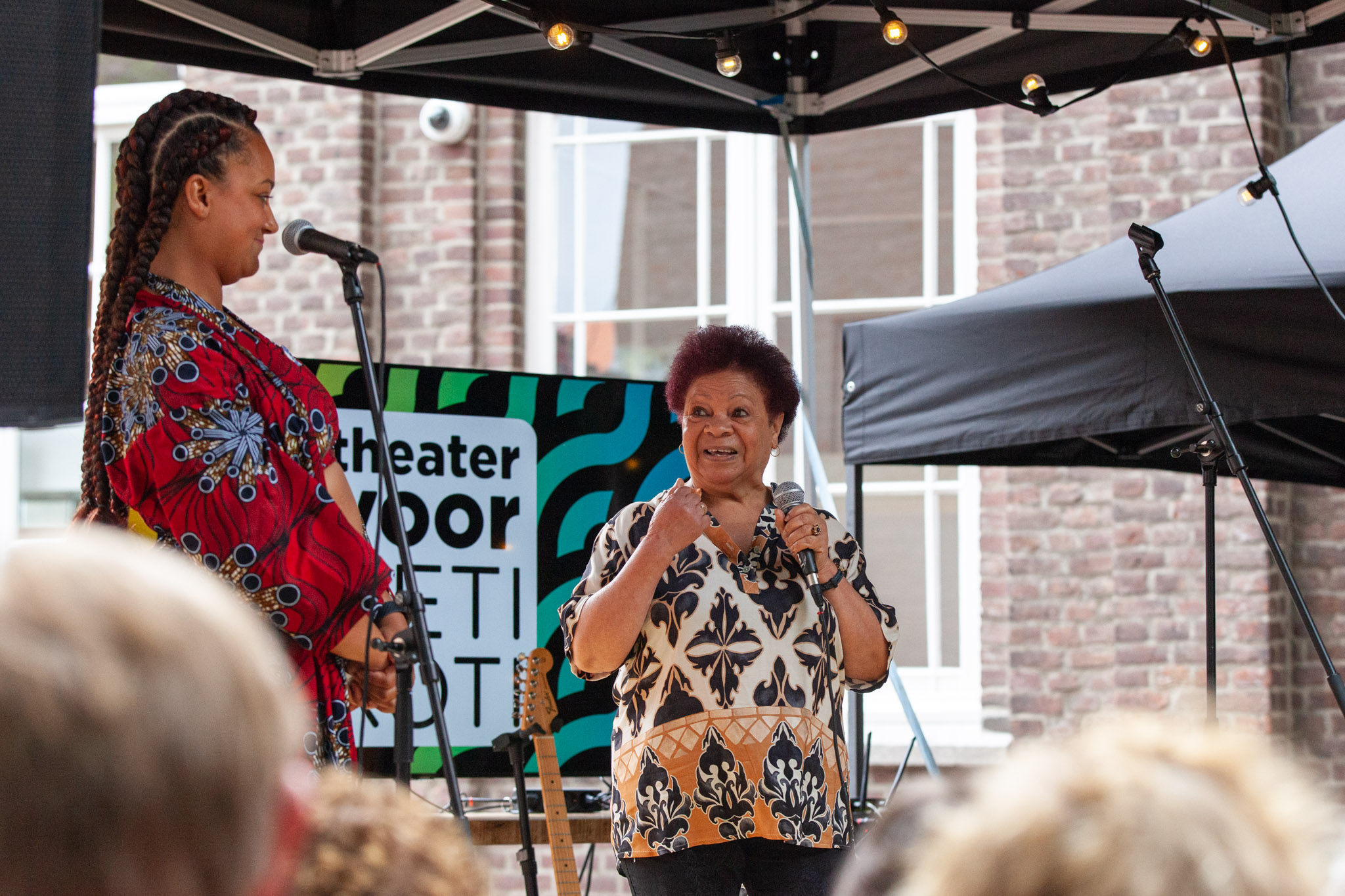 Mirella Valerius deelt haar liefde voor Antilliaans eten met Nina-Elisa.