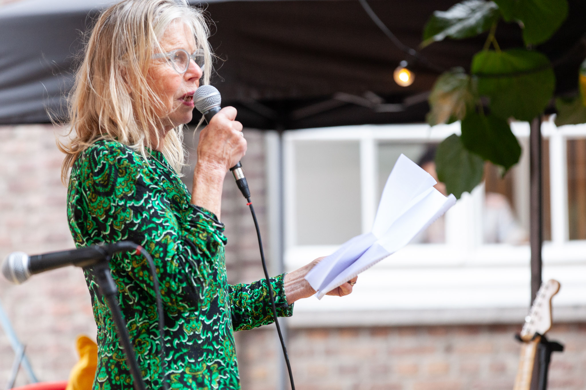 Mieke Stroeken-Gerats geeft een ode aan Eugene James, oprichter van de Werkgroep Antillianen en Arubanen in Sittard-Geleen.