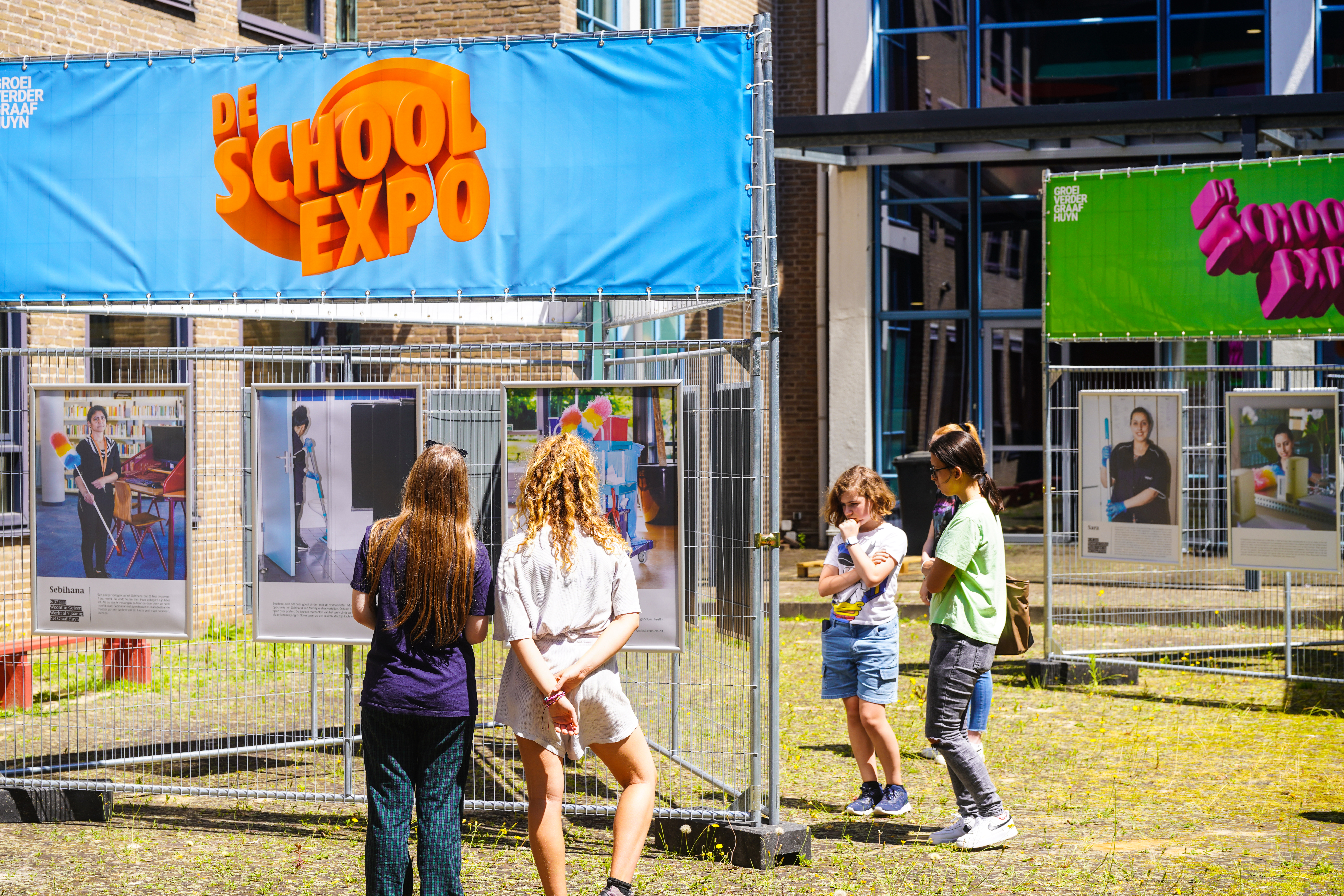 Expositie over de schoonmakers van het Graaf Huyn College die Mees en Anoek organiseerden tijdens 'De Dag van de Schoonmaker'