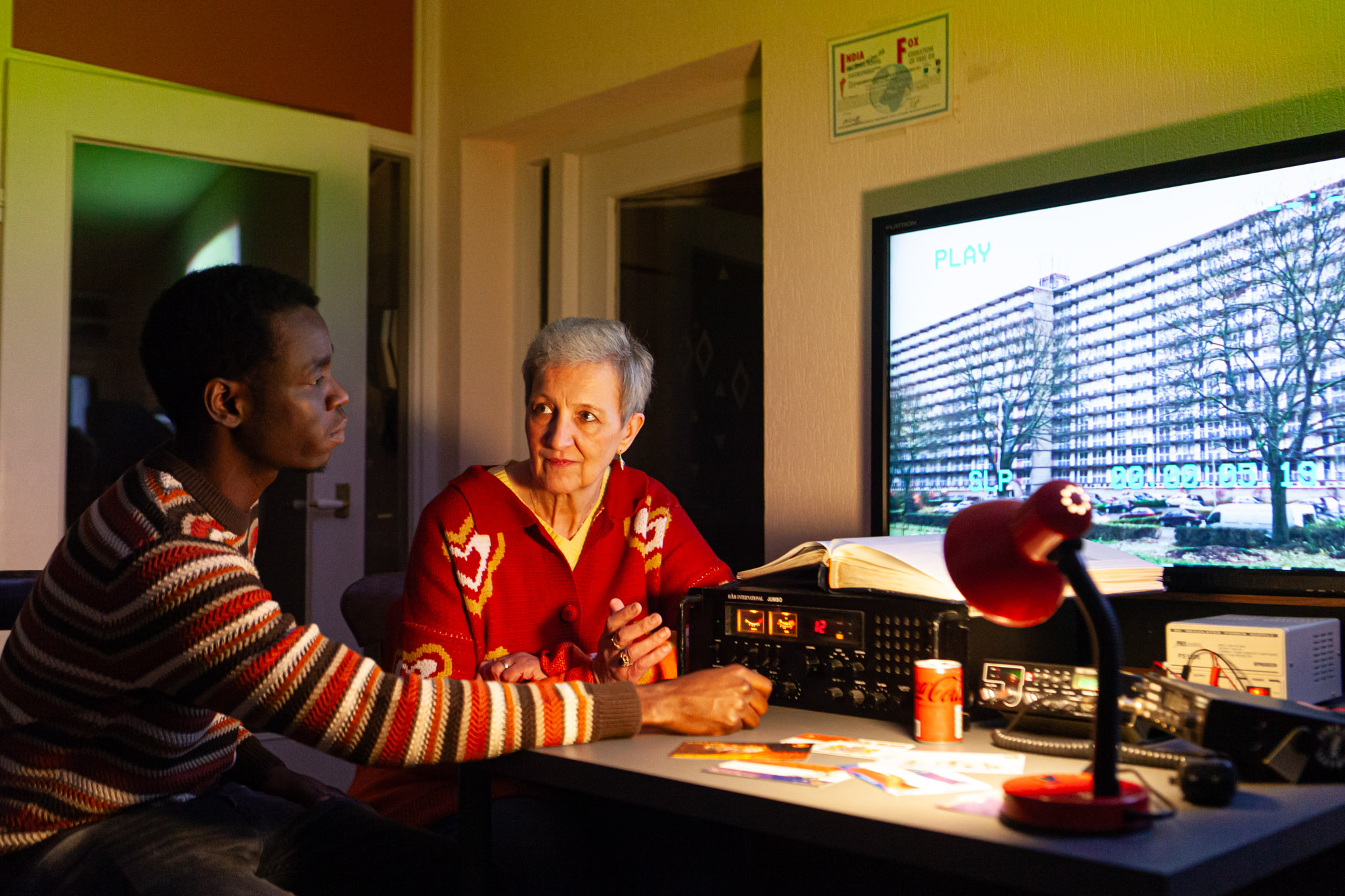 Abbas en Gertie tijdens in de korte voorstelling 'Golflengte' over liefde en vriendschap in de wijk. Foto door Joost Milde.